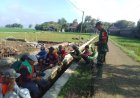 Babinsa Indramayu Jalin Sinergi: Bersih Lingkungan, Aman Warga