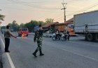 Serda Soleh Bantu Siswa Seberangi Jalan Raya