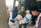 Babinsa Bantu Lansia Haji di Asrama Haji