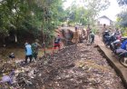 Sinergi TNI-Warga Bangun Jembatan Penghubung di Indramayu